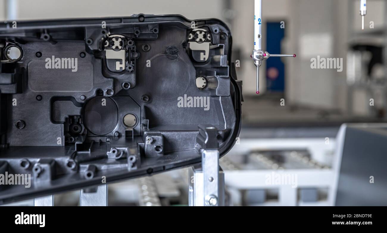 mesure précise en 3d des pièces moulées en plastique sur une machine moderne pour l'industrie automobile, contrôlée par ordinateur, l'industrie des programmes 4.0 Banque D'Images