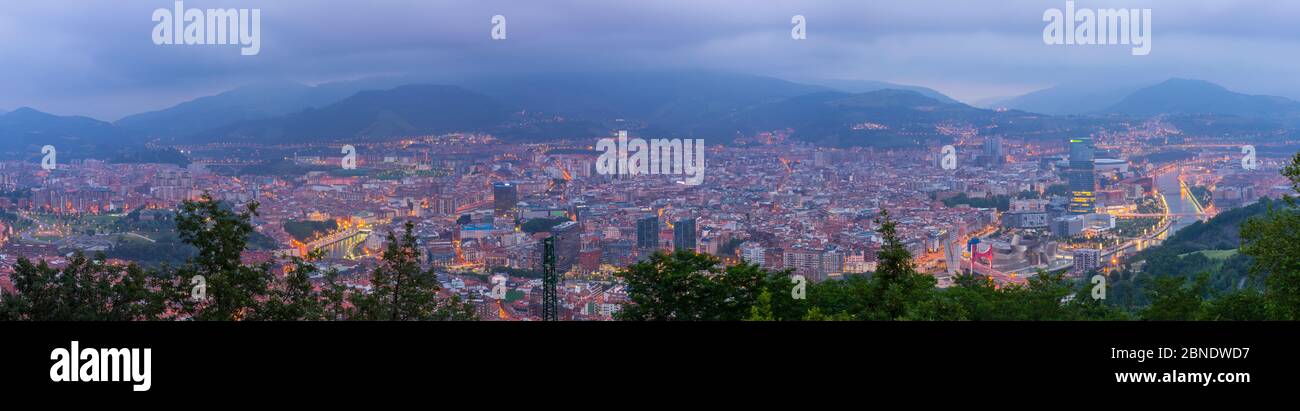 Vue sur Bilbao, au crépuscule, en Biscaye, Pays Basque, Espagne, juillet 2014. Banque D'Images