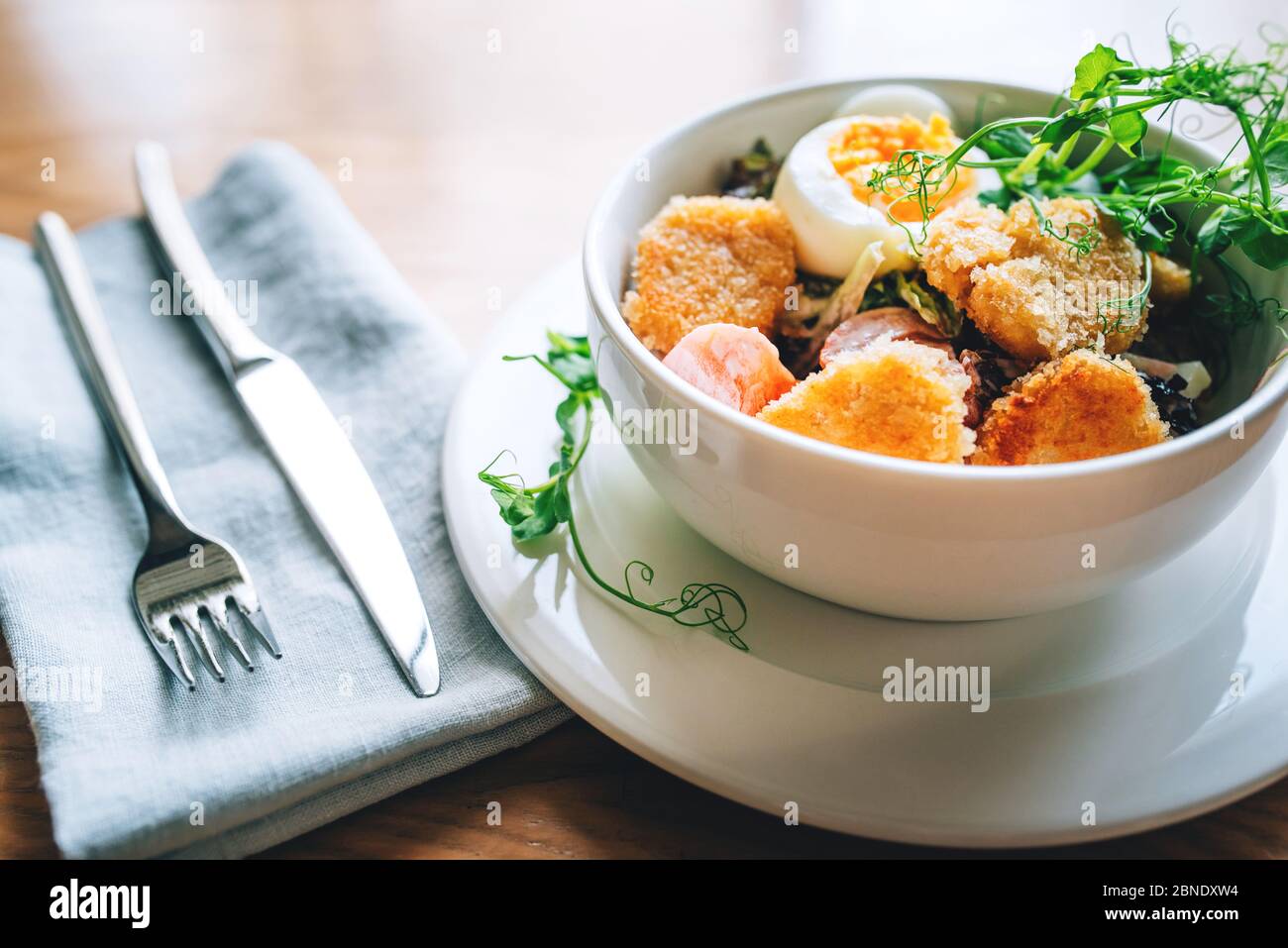 Salade végétarienne fraîche avec falafel. Banque D'Images