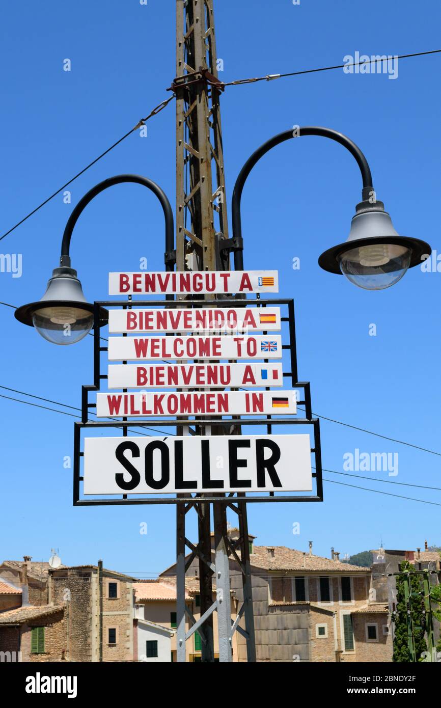 Soller, Majorque 18 juin 2019 - UN panneau de bienvenue, affiché dans différentes langues, accueille les visiteurs de la ville historique de Soller, Espagne Banque D'Images