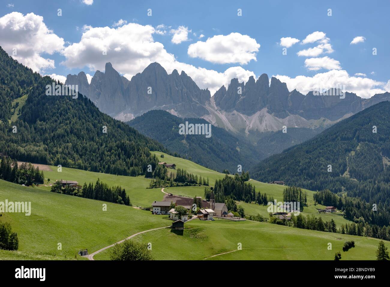Val di Funes / Behrensdorf avec les sommets des Dolomites s'élevant au-dessus de l'été Banque D'Images