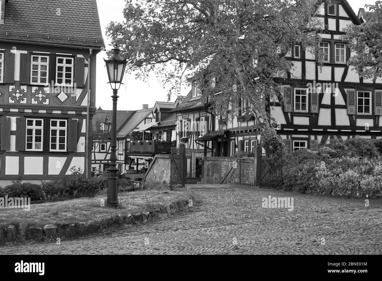 Historische Altstadt in Deutschland mit Fachwerkhäusern mit Abendstimmung. Banque D'Images