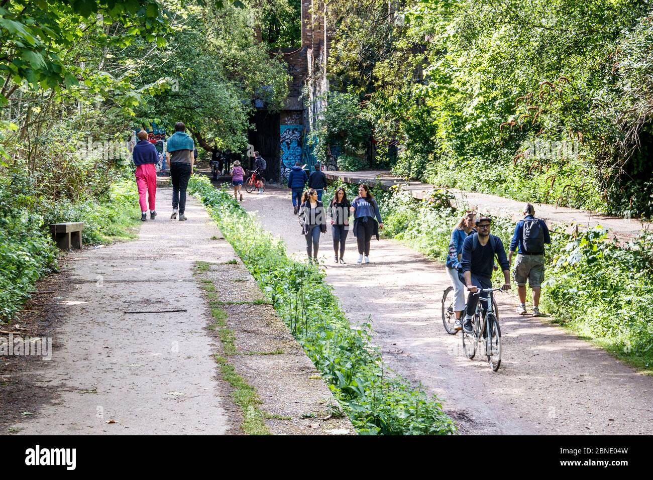 Marcheurs, joggeurs et cyclistes s'entraînant et profitant du temps chaud sur Parkland Walk pendant le confinement de la pandémie du coronavirus, Londres, Royaume-Uni Banque D'Images