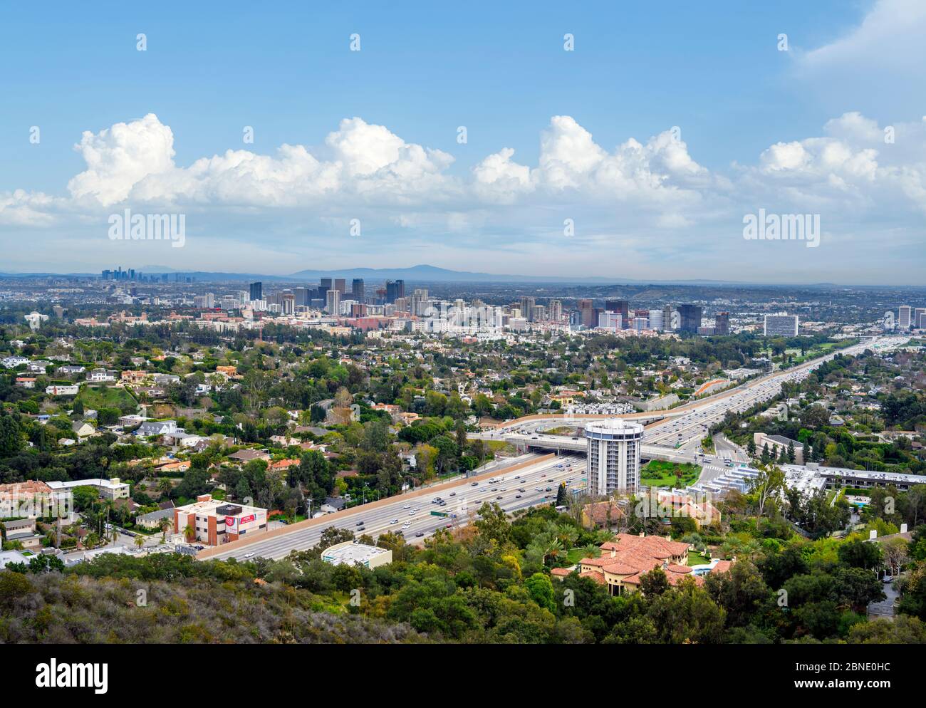 Skyline depuis le Getty Center avec l'autoroute San Diego Freeway (I-405) en premier plan, Los Angeles, Californie, États-Unis Banque D'Images