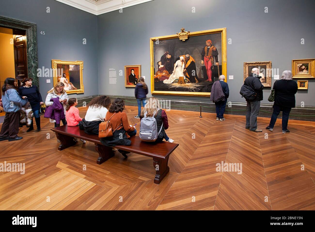 Les visiteurs du musée d'art apprécient l'art à la National Gallery, Londres Banque D'Images