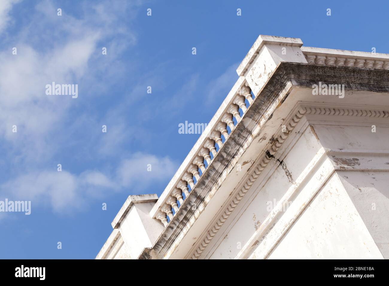 Arrière-plan architectural abstrait avec coin de maison blanc sous ciel bleu Banque D'Images