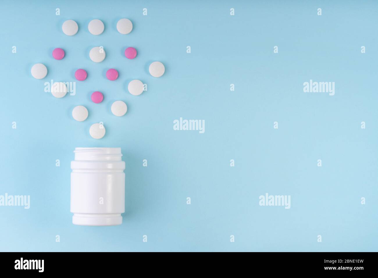 Pilules médicales blanches, comprimés qui se déverser du flacon. Santé, assurance maladie, médecine, concept. Compléments nutritionnels. Protection contre l'immunité con Banque D'Images