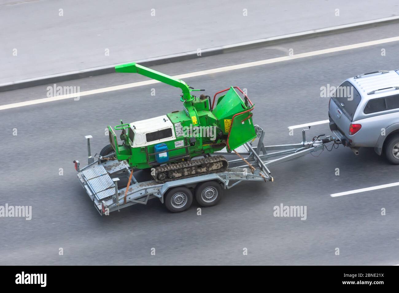 Transport d'équipement sur une remorque - mini équipement pour enlever l'ancienne couche d'asphalte sur les routes et les trottoirs Banque D'Images