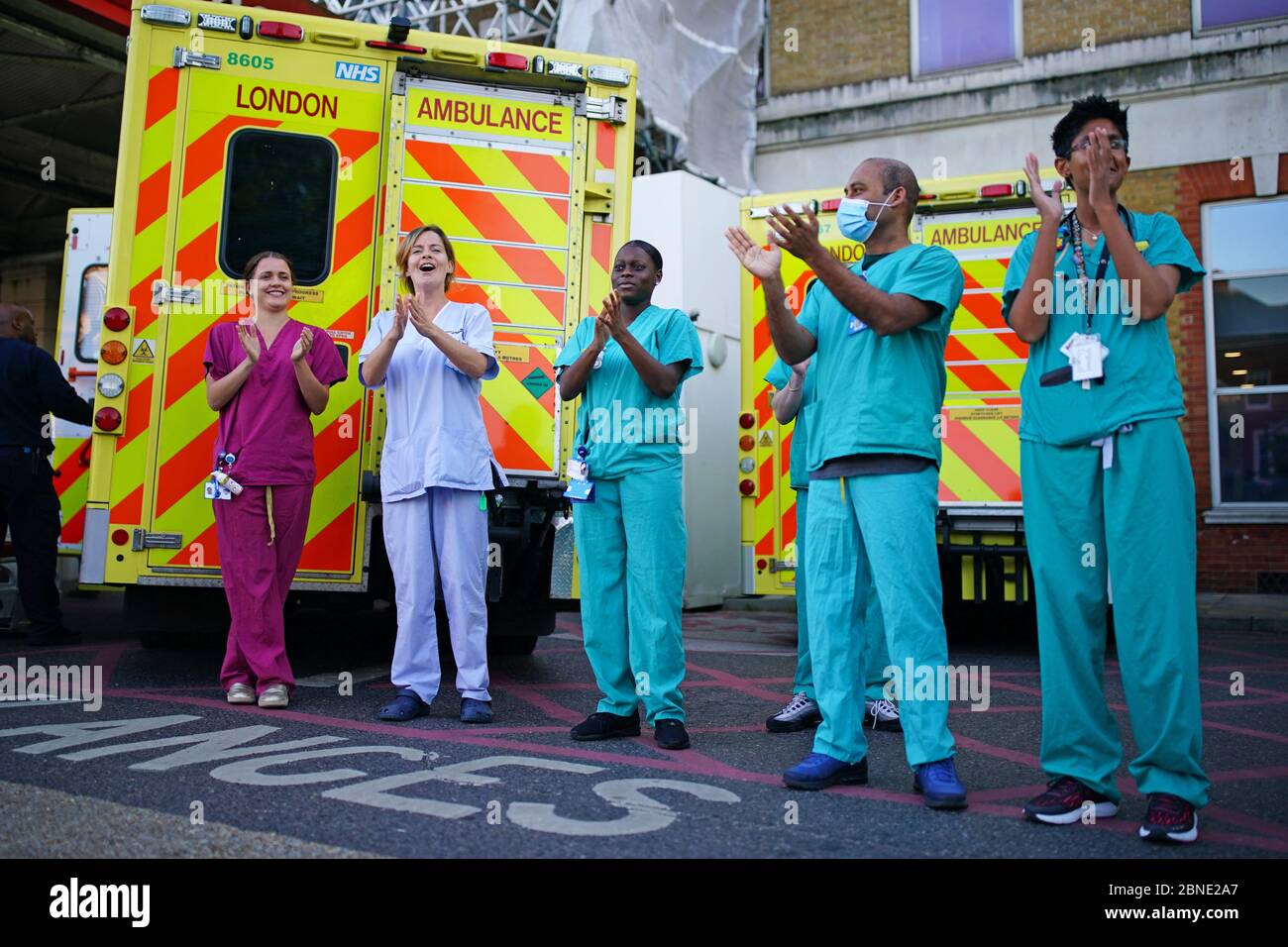 Le personnel du NHS à l'extérieur de l'hôpital King's College de Camberwell, dans le sud de Londres, se joint aux applaudissements pour saluer les héros locaux lors du Clap national de jeudi pour que les soignants reconnaissent et soutiennent les travailleurs du NHS et les soignants qui luttent contre la pandémie du coronavirus. Banque D'Images
