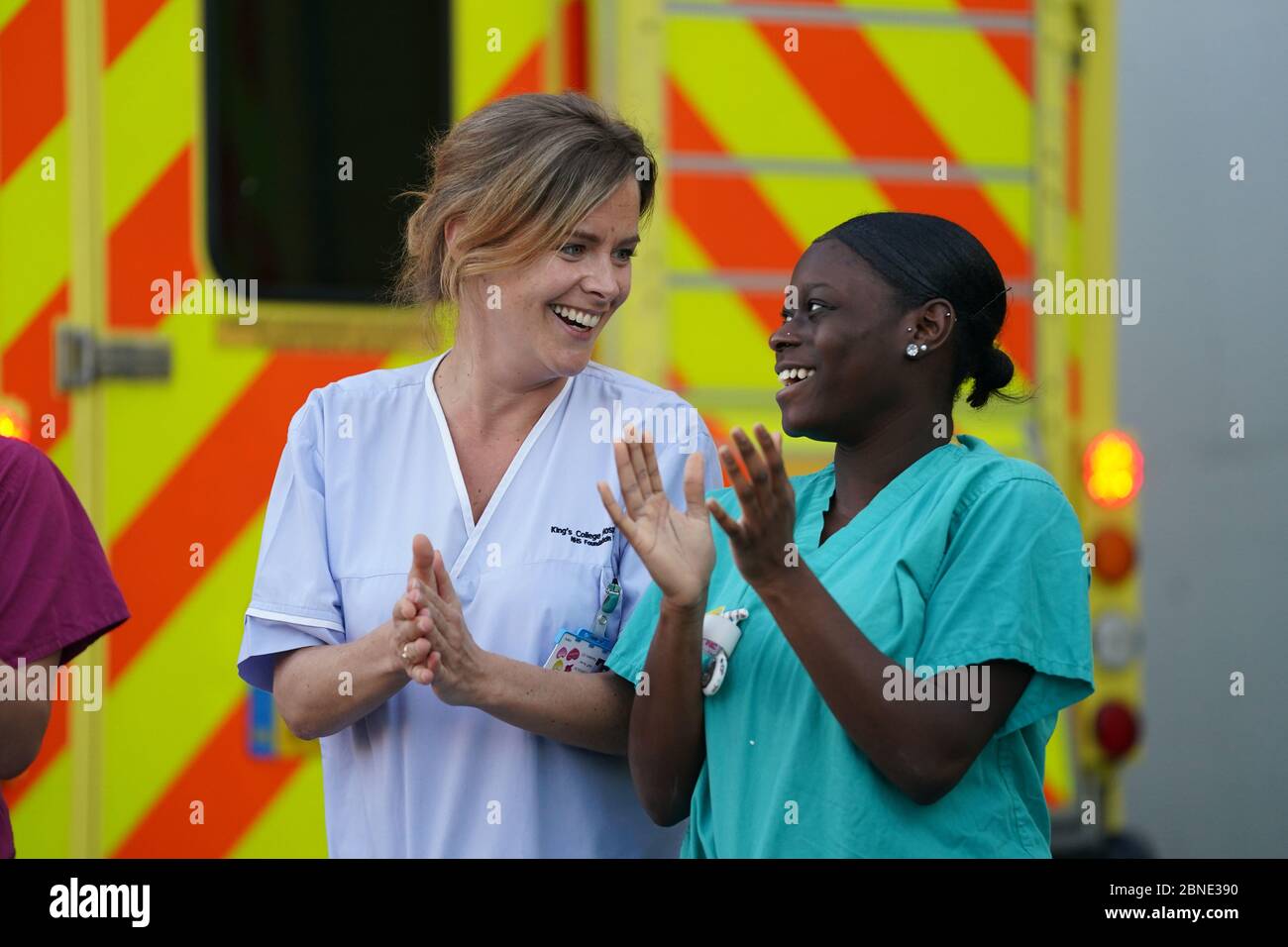 Le personnel du NHS à l'extérieur de l'hôpital King's College de Camberwell, dans le sud de Londres, se joint aux applaudissements pour saluer les héros locaux lors du Clap national de jeudi pour que les soignants reconnaissent et soutiennent les travailleurs du NHS et les soignants qui luttent contre la pandémie du coronavirus. Banque D'Images