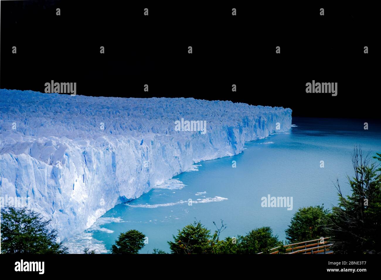 Glacier au bord de l'eau à côté des arbres traités avec High Dynamic Range Banque D'Images