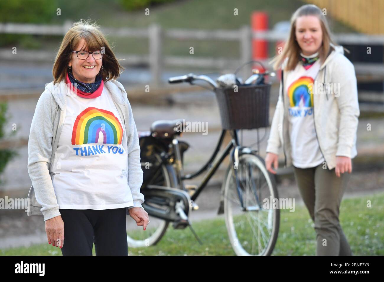 Les gens qui se trouvent à l'extérieur de l'hôpital Queen Elizabeth de Birmingham, se joignent aux applaudissements pour saluer les héros locaux lors du Clap national de jeudi pour que les soignants reconnaissent et soutiennent les travailleurs du NHS et les soignants qui luttent contre la pandémie du coronavirus. Banque D'Images