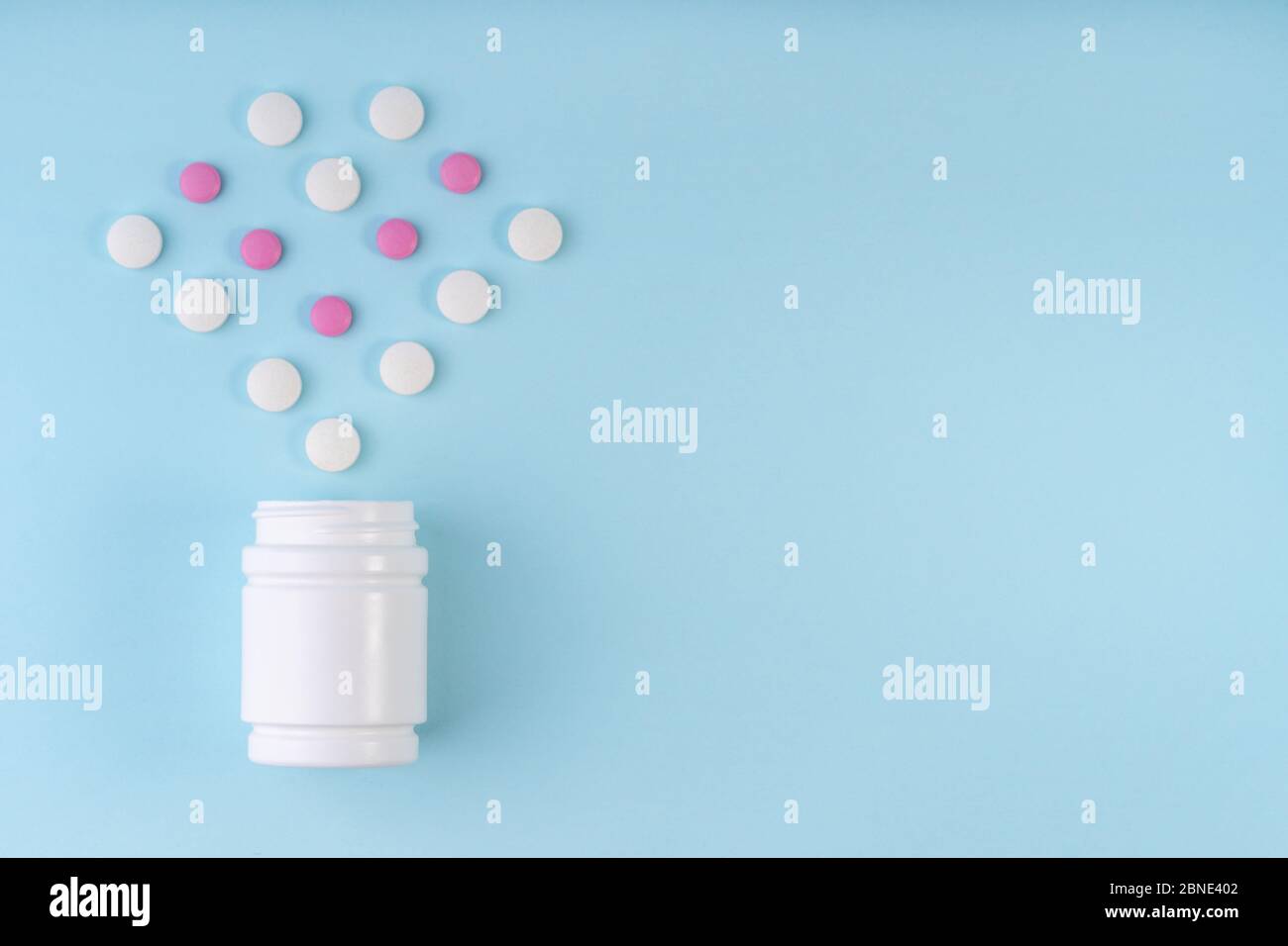 Pilules médicales blanches, comprimés qui se déverser du flacon. Santé, assurance maladie, médecine, concept. Compléments nutritionnels. Protection contre l'immunité con Banque D'Images