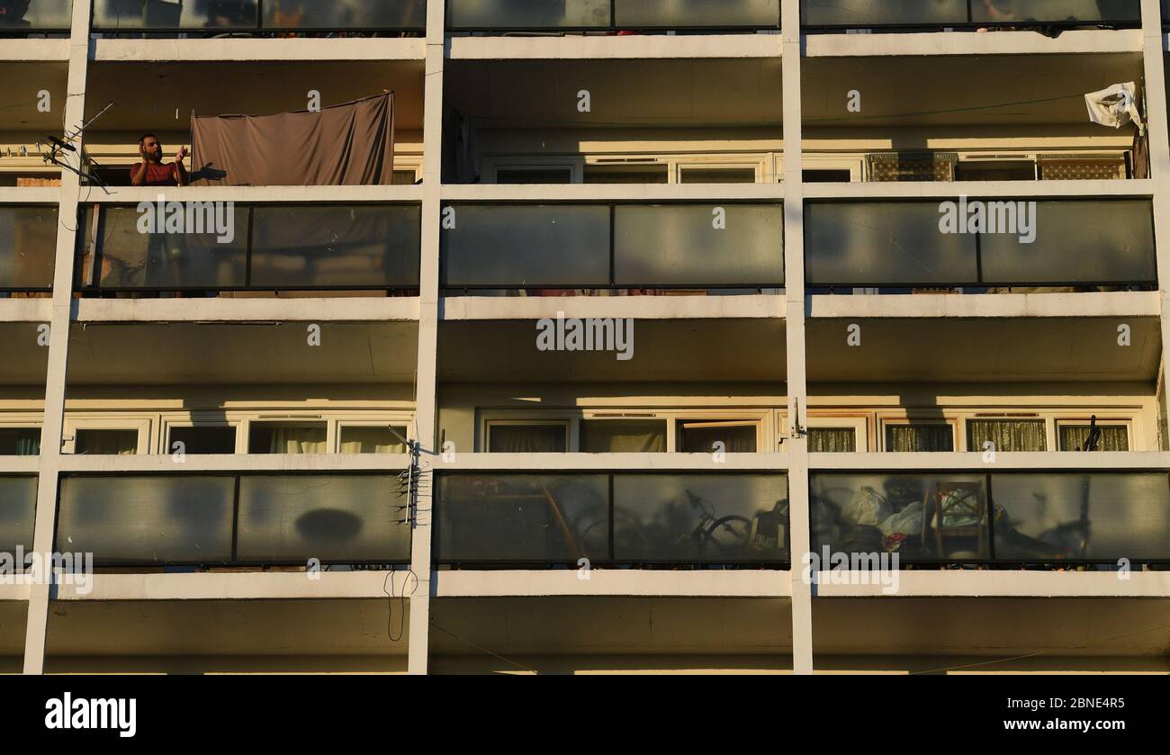 Un résident (en haut à gauche) du domaine de Loughborough à Brixton, se joint aux applaudissements pour saluer les héros locaux lors du Clap national de jeudi pour que les soignants reconnaissent et soutiennent les travailleurs du NHS et les soignants qui luttent contre la pandémie du coronavirus. Banque D'Images