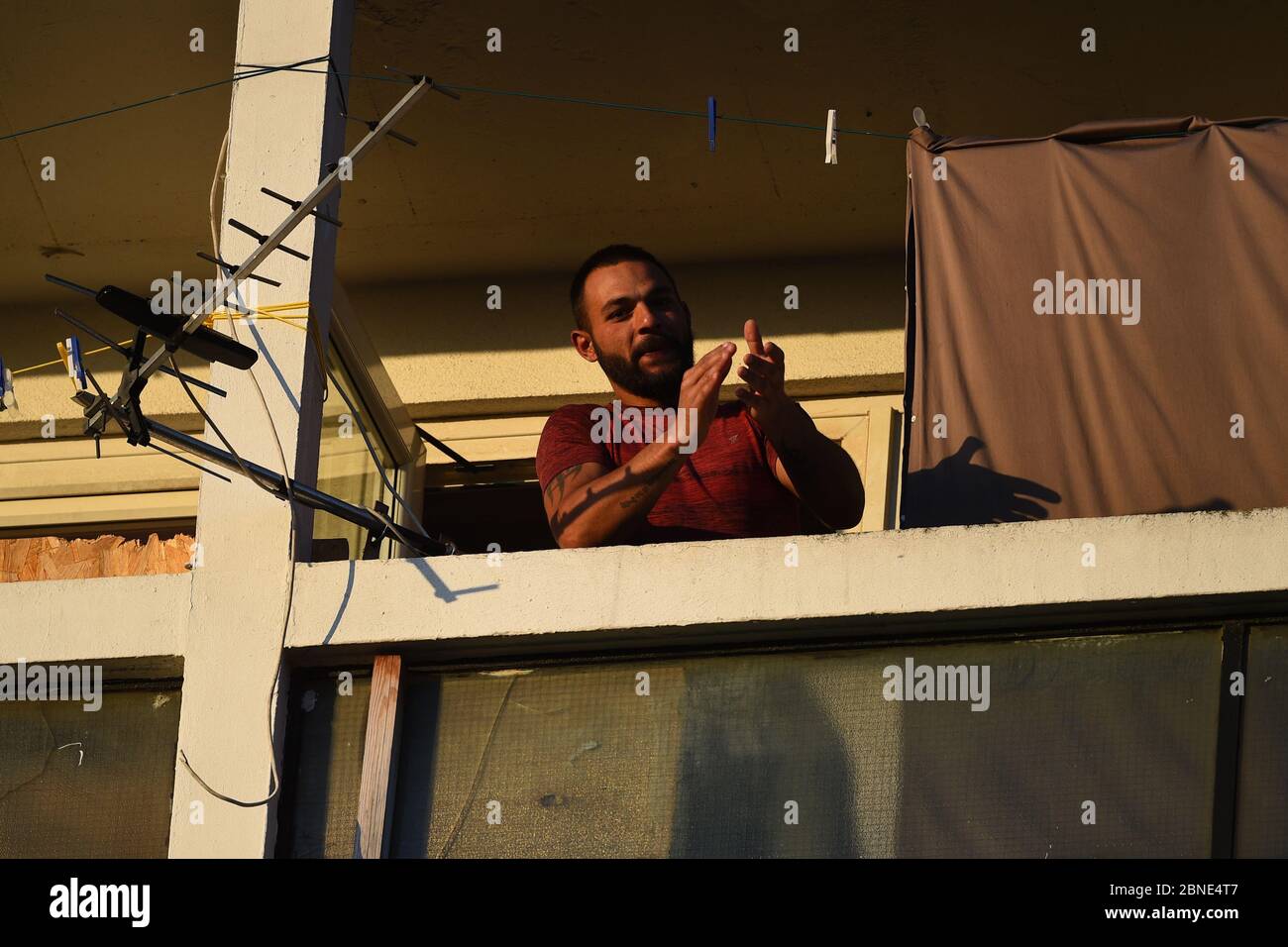 Un résident du domaine de Loughborough à Brixton se joint aux applaudissements pour saluer les héros locaux lors du Clap national de jeudi pour que les soignants reconnaissent et soutiennent les travailleurs du NHS et les soignants qui luttent contre la pandémie du coronavirus. Banque D'Images