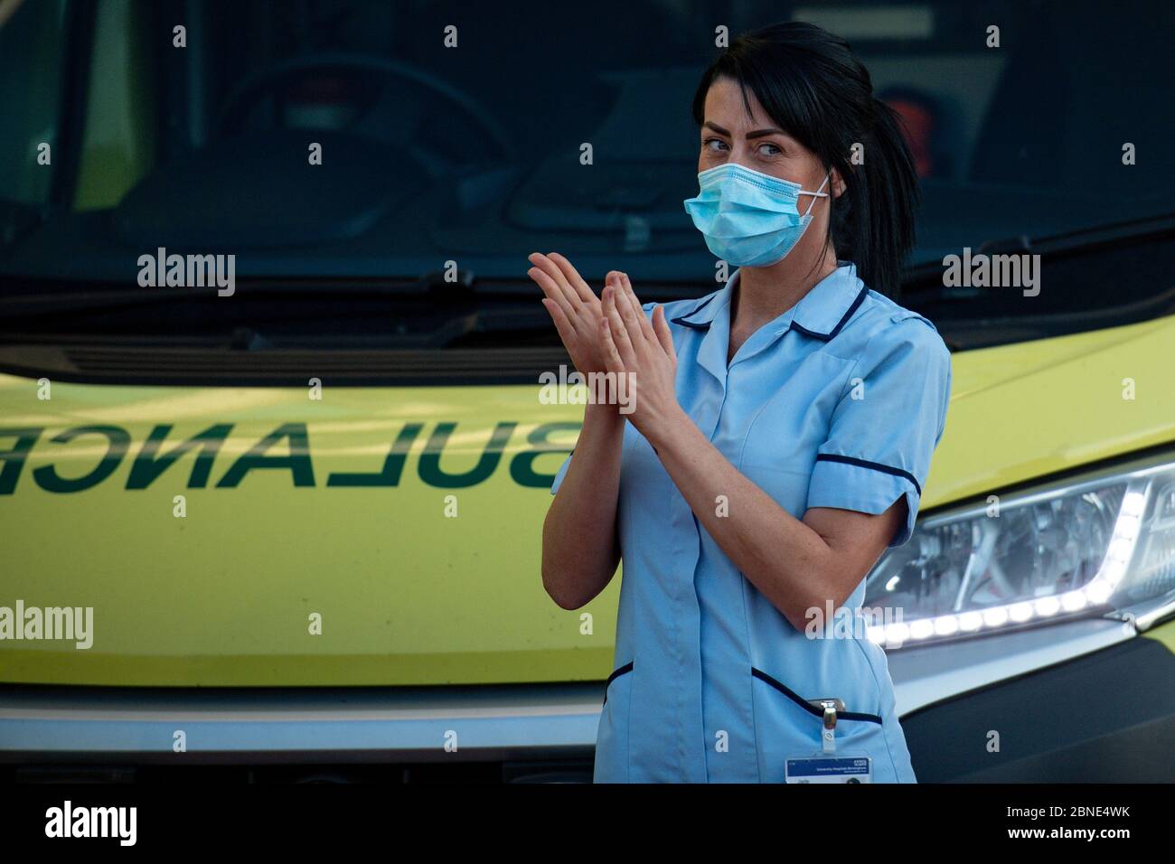 Le personnel du NHS à l'extérieur de l'hôpital Queen Elizabeth de Birmingham, alors qu'il se joint aux applaudissements pour saluer les héros locaux lors du Clap national de jeudi pour que les soignants reconnaissent et soutiennent les travailleurs du NHS et les soignants qui luttent contre la pandémie du coronavirus. Banque D'Images