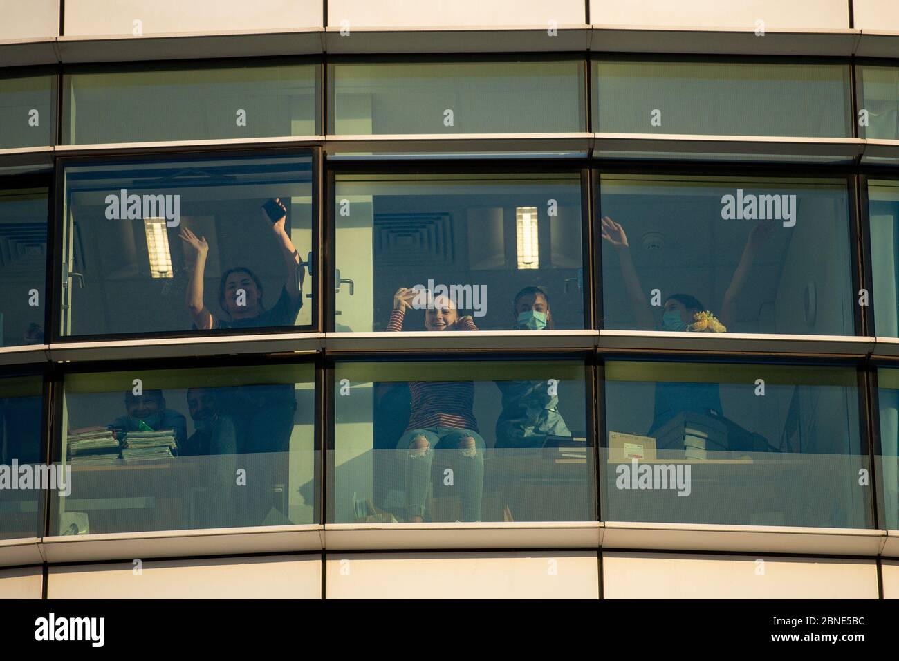 Le personnel du NHS à l'hôpital Queen Elizabeth de Birmingham, alors qu'il se joint aux applaudissements pour saluer les héros locaux lors du Clap national de jeudi pour que les soignants reconnaissent et soutiennent les travailleurs du NHS et les soignants qui luttent contre la pandémie du coronavirus. Banque D'Images