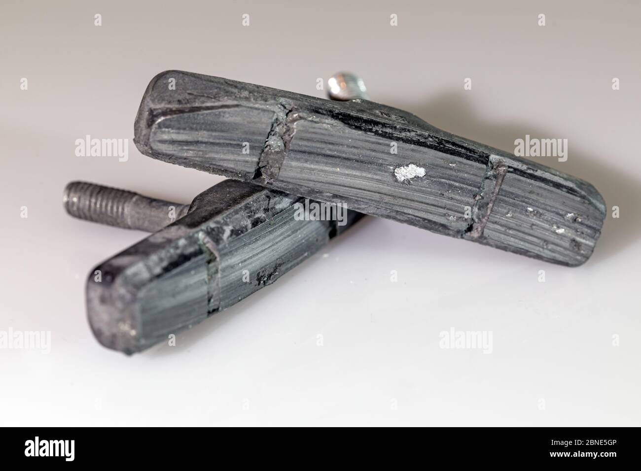 découpe de deux plaquettes de frein de vélo usées Banque D'Images