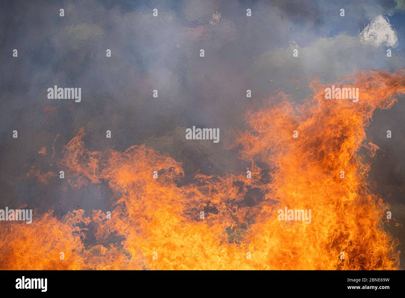 cabane en bois démolie incendiée après démolition Banque D'Images