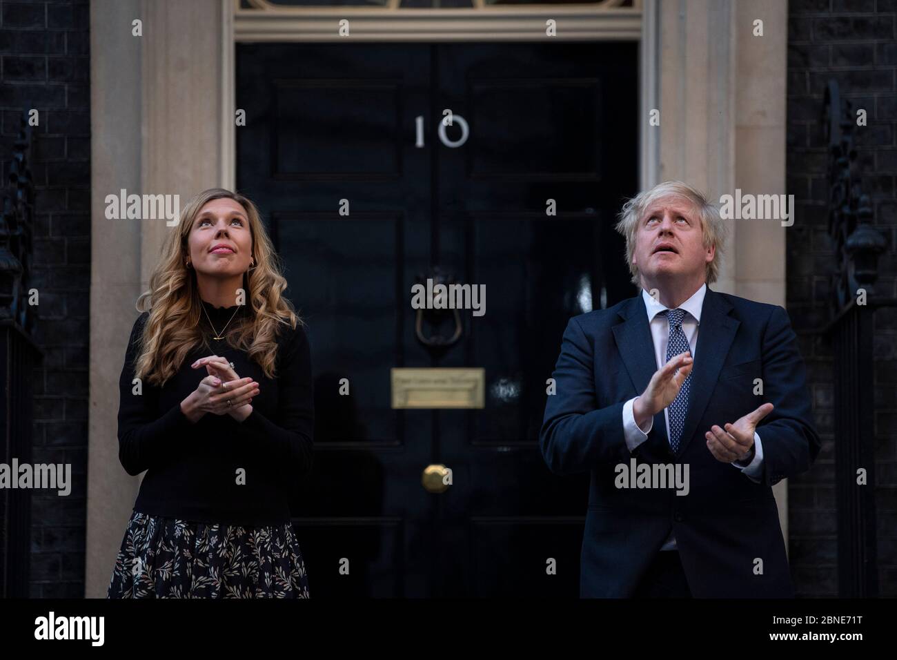 Le Premier ministre Boris Johnson et Carrie Symonds se tiennent à Downing Street, Londres, pour se joindre aux applaudissements pour saluer les héros locaux lors du Clap dans tout le pays jeudi pour que les soignants reconnaissent et soutiennent les travailleurs du NHS et les soignants qui luttent contre la pandémie du coronavirus. Banque D'Images
