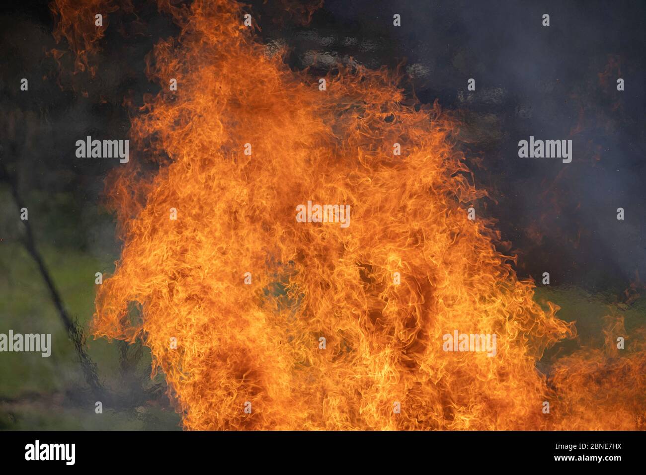 cabane en bois démolie incendiée après démolition Banque D'Images