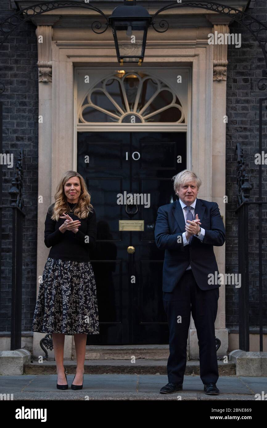 Le Premier ministre Boris Johnson et Carrie Symonds se tiennent à Downing Street, Londres, pour se joindre aux applaudissements pour saluer les héros locaux lors du Clap dans tout le pays jeudi pour que les soignants reconnaissent et soutiennent les travailleurs du NHS et les soignants qui luttent contre la pandémie du coronavirus. Banque D'Images