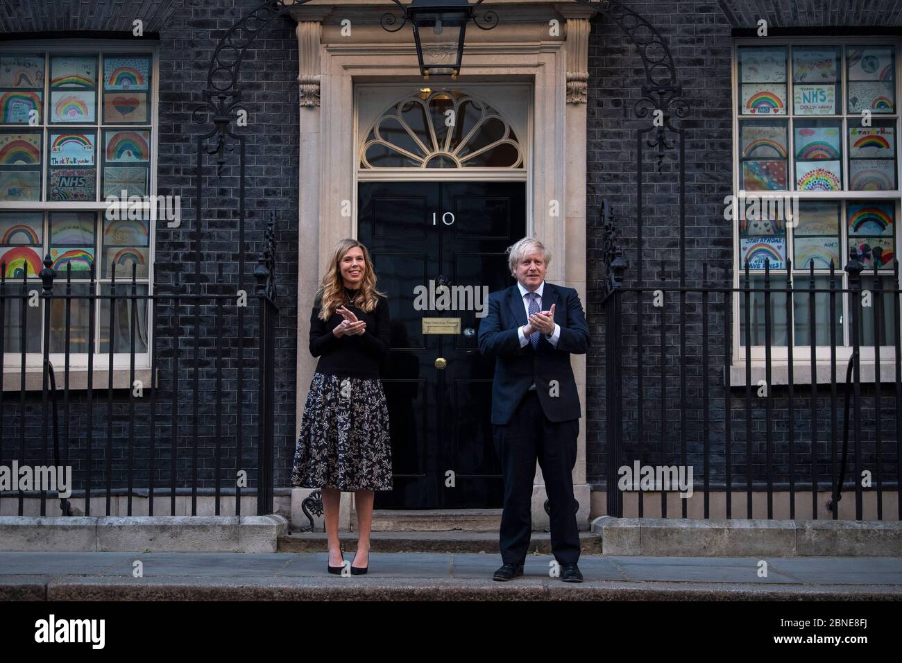 Le Premier ministre Boris Johnson et Carrie Symonds se tiennent à Downing Street, Londres, pour se joindre aux applaudissements pour saluer les héros locaux lors du Clap dans tout le pays jeudi pour que les soignants reconnaissent et soutiennent les travailleurs du NHS et les soignants qui luttent contre la pandémie du coronavirus. Banque D'Images