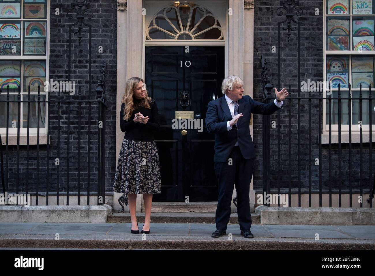 Le Premier ministre Boris Johnson et Carrie Symonds se tiennent à Downing Street, Londres, pour se joindre aux applaudissements pour saluer les héros locaux lors du Clap dans tout le pays jeudi pour que les soignants reconnaissent et soutiennent les travailleurs du NHS et les soignants qui luttent contre la pandémie du coronavirus. Banque D'Images