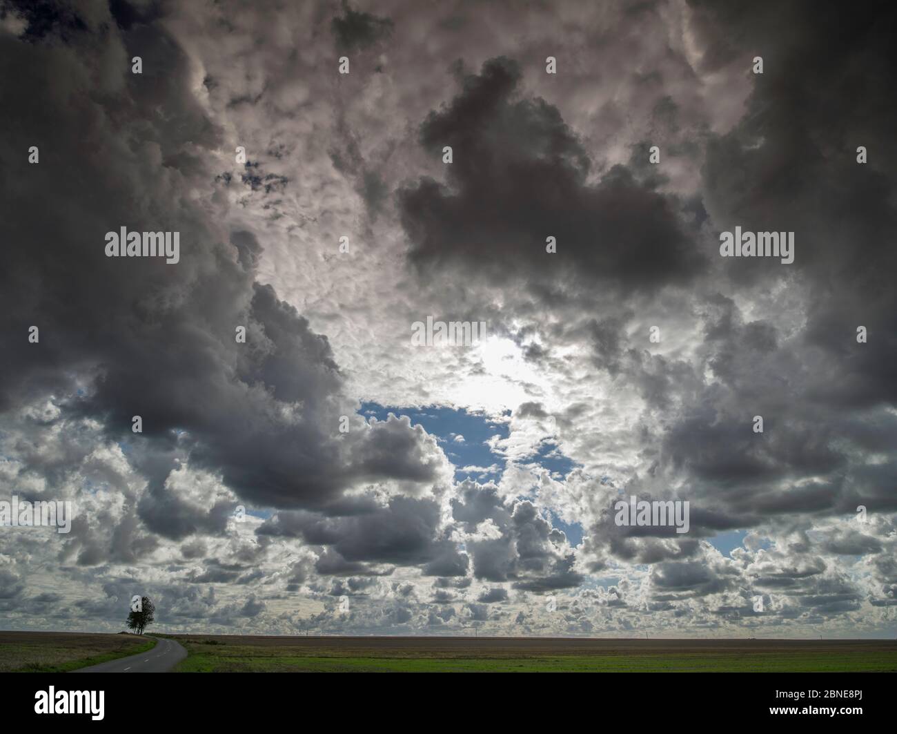 Big Sky avec de sombres nuages au-dessus des champs, Montreuil, Pas de Calais, France, septembre 2013. Banque D'Images