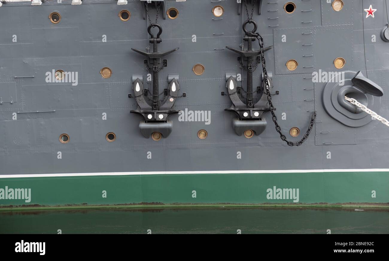 ST. PETERSBOURG, RUSSIE, 10 mai 2018 : le Cruiser Aurora. Le navire est amarré au remblai de Petrogradskaya et est un musée. Sur le nez, mettez le drapeau naval Banque D'Images