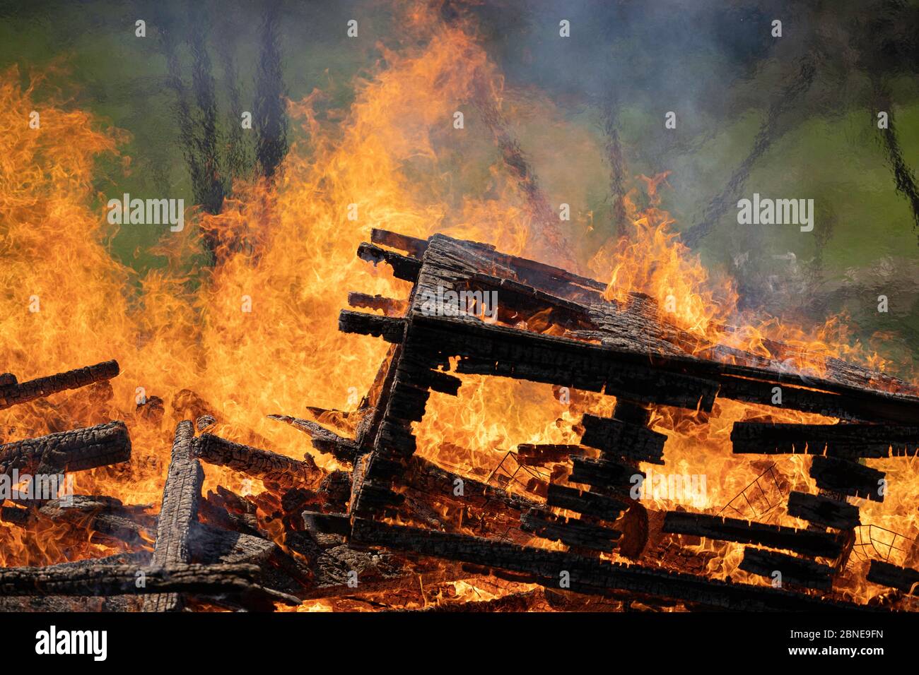 cabane en bois démolie incendiée après démolition Banque D'Images