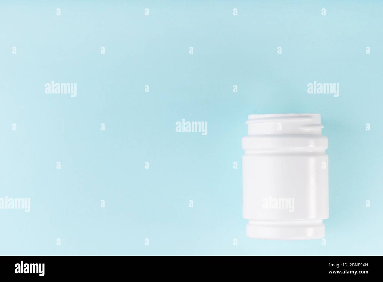 Maquette de bouteille sur fond bleu. Emballage vierge, flacon, contenant de pilules, capsules. Conteneur d'emballage. Analgésique, vitamine, antibiotique. Pharmac Banque D'Images