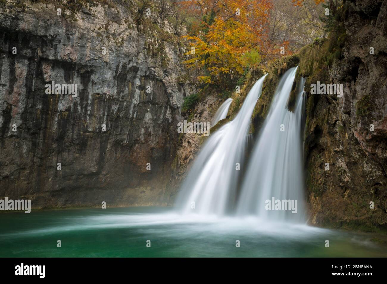 Cascade sous les lacs inférieurs, parc national des lacs de Plitvice, Croatie. Novembre. Banque D'Images