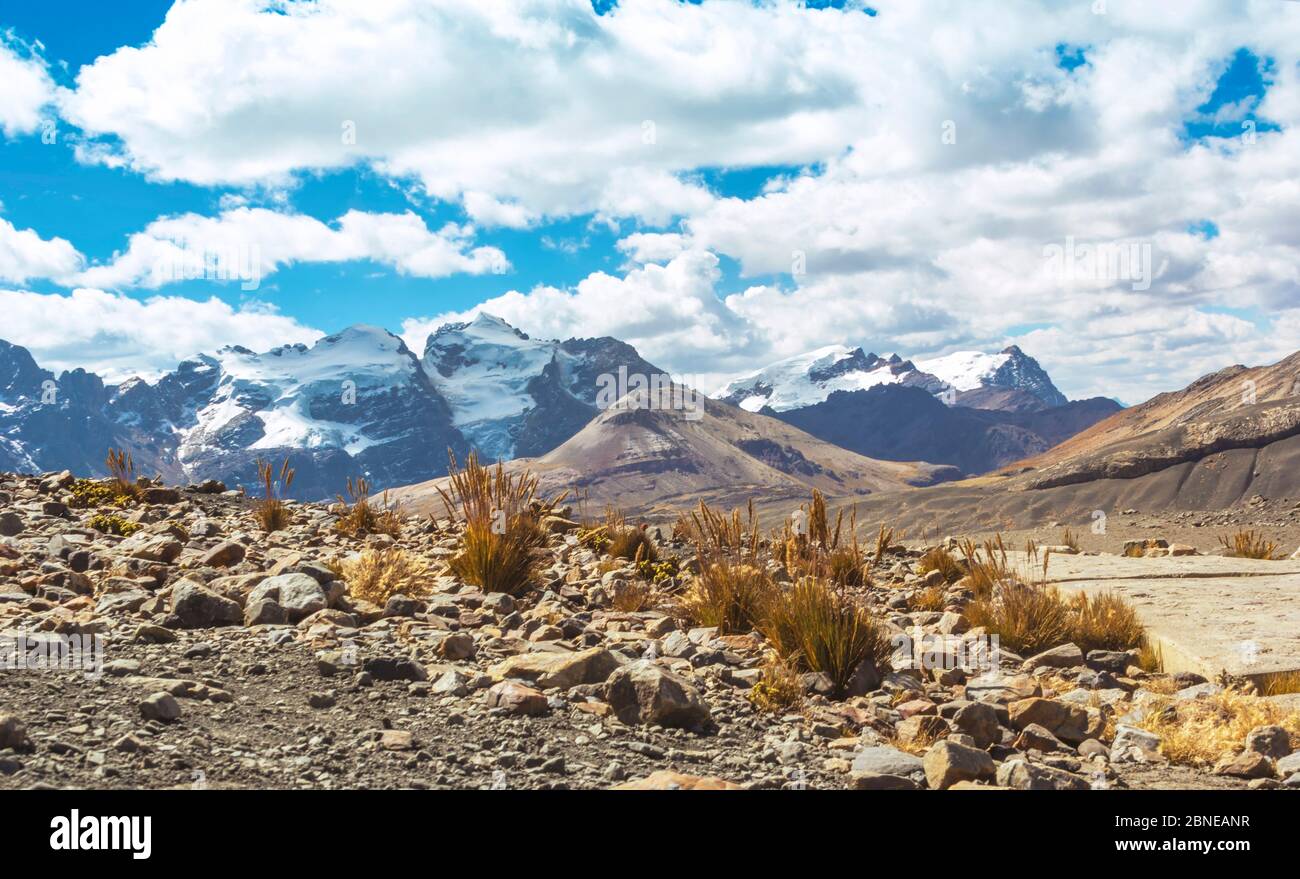 Belle piste de la chaîne de montagnes dans les montagnes andines au glacier Pastoruri, dans le Parc National Huascarán, Huaraz / Pérou. Glac tropical Banque D'Images