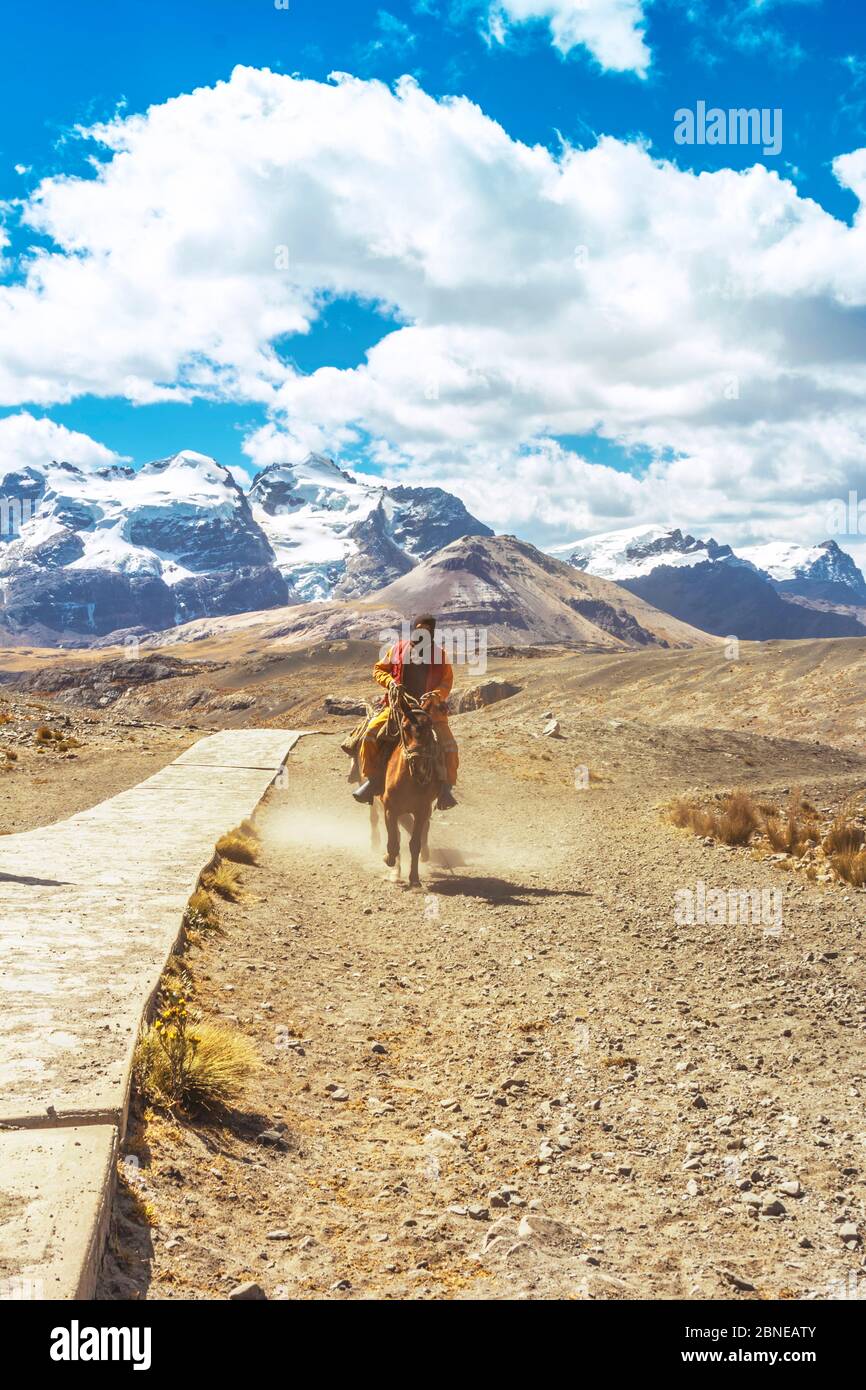 Incognito pilote à cheval en route vers le glacier Pastoruri, dans le Parc National de Huascarán, Huaraz / Pérou. Glacier tropical à 5200 mètres au-dessus de s Banque D'Images