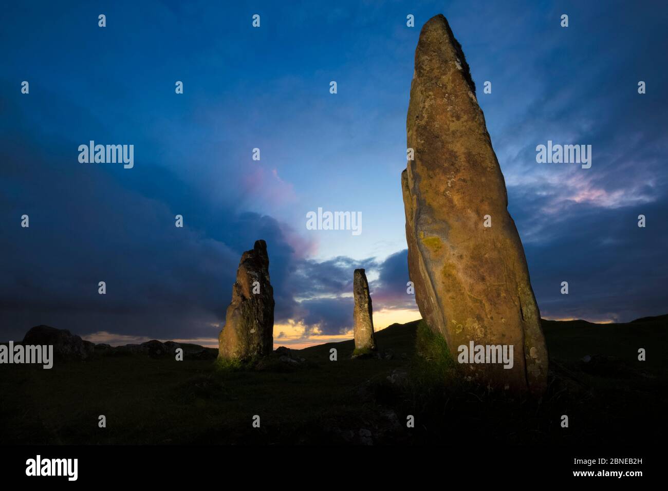 Glengorm cercle de pierres au crépuscule, île de Mull, Écosse, Royaume-Uni. Juin 2015 Banque D'Images