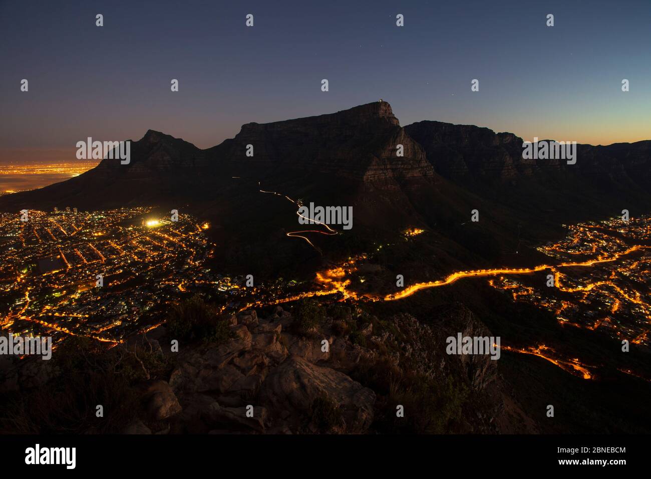 La montagne de la Table et la ville du Cap, vue de nuit depuis Lions Head, Afrique du Sud Banque D'Images
