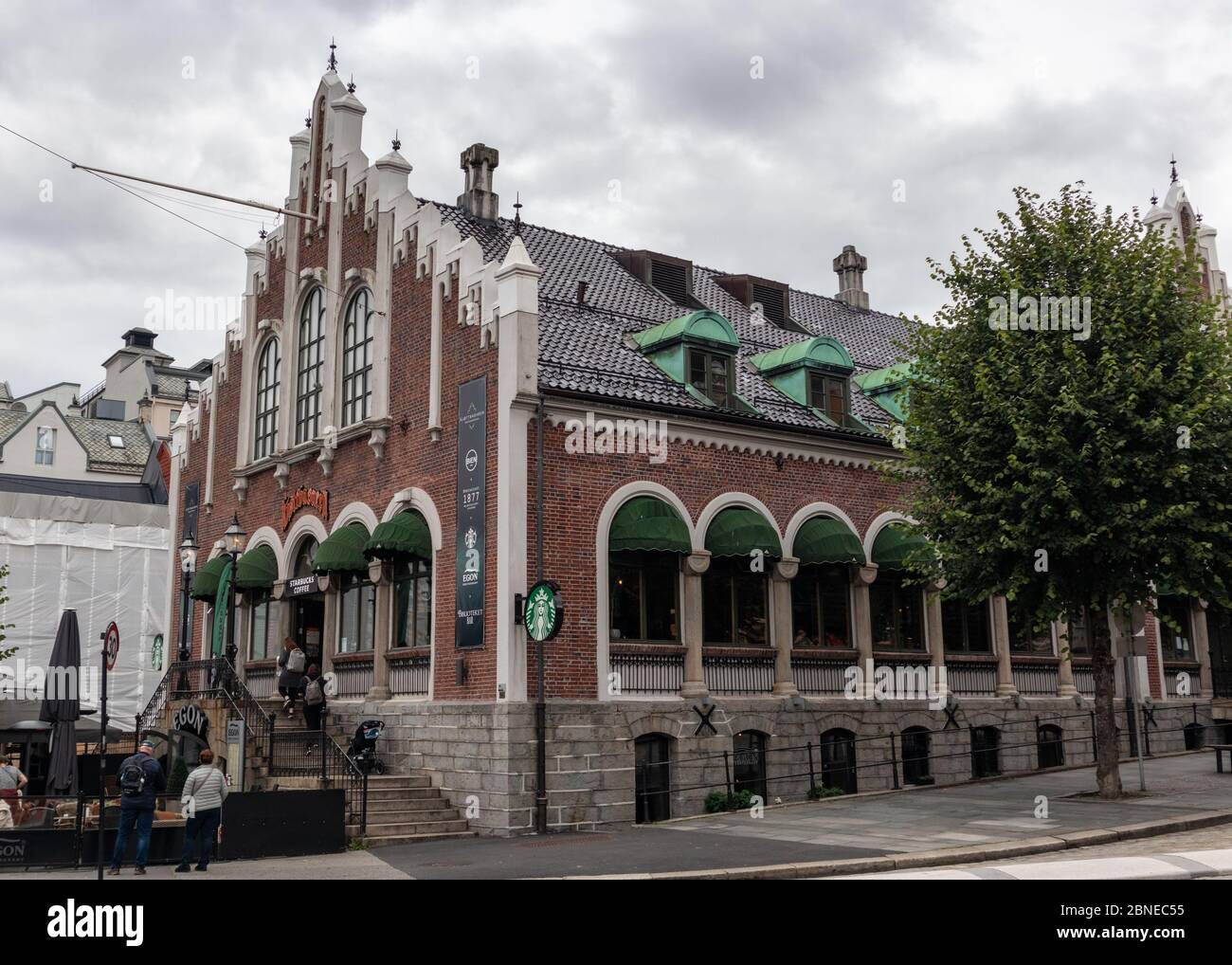 Bergen, Norvège - 09 septembre 2019 : café-restaurant Starbucks en briques rouges gothiques maison nordique traditionnelle dans la vieille ville Banque D'Images