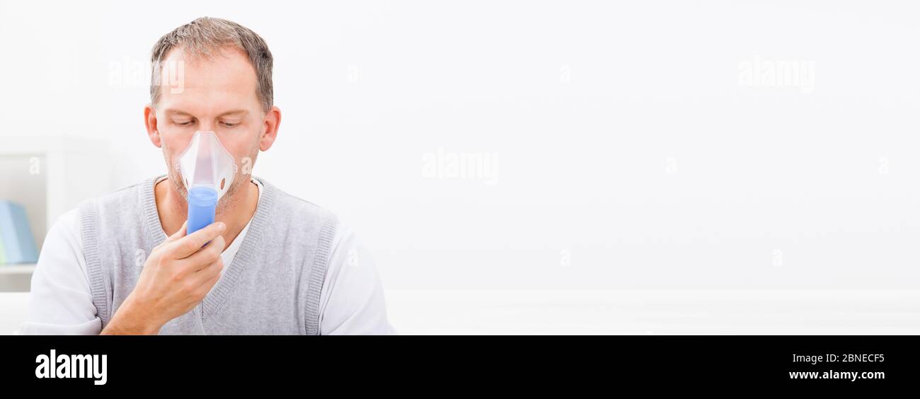 Homme inhalant masque d'oxygène. Fibrose et maladie pulmonaire Banque D'Images