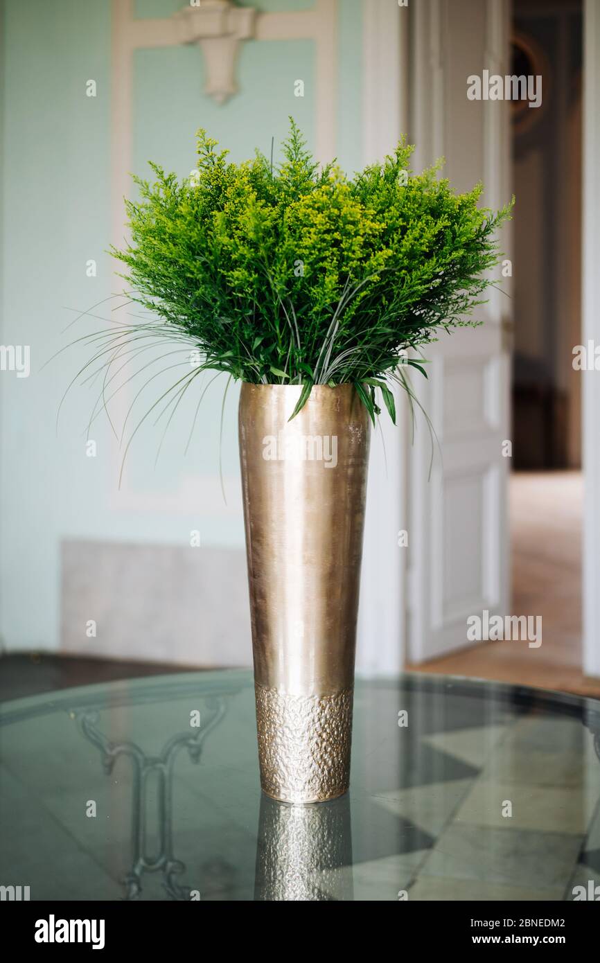 photo d'un vase long moderne sur une table Banque D'Images