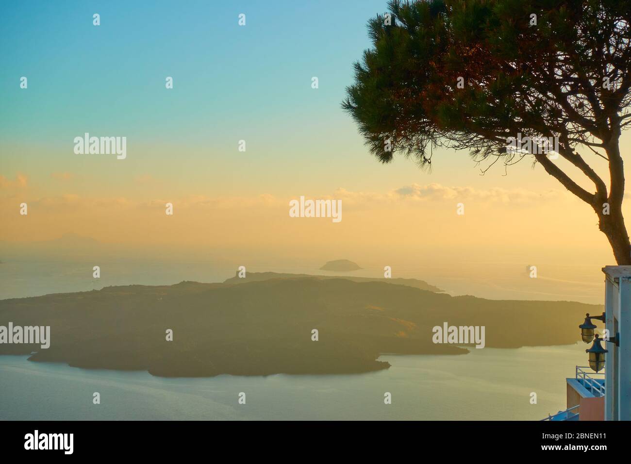 Mer Egée de l'île de Santorin en Grèce. Paysage grec avec espace pour votre propre texte Banque D'Images