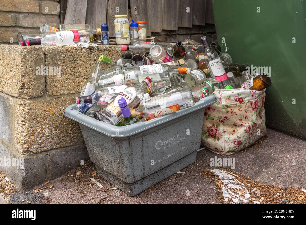 Le recyclage des boîtes de verre et des bouteilles en débordement est en retard pour la collecte à Southampton, Angleterre, Royaume-Uni Banque D'Images
