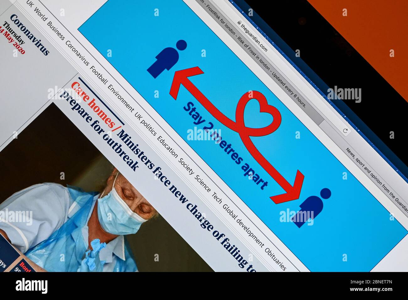 Publicité d'information publique sur le coronavirus avec des indications pour rester à 2 mètres d'écart; en dessous, il y a un article avec une photo d'une infirmière avec un masque. Banque D'Images