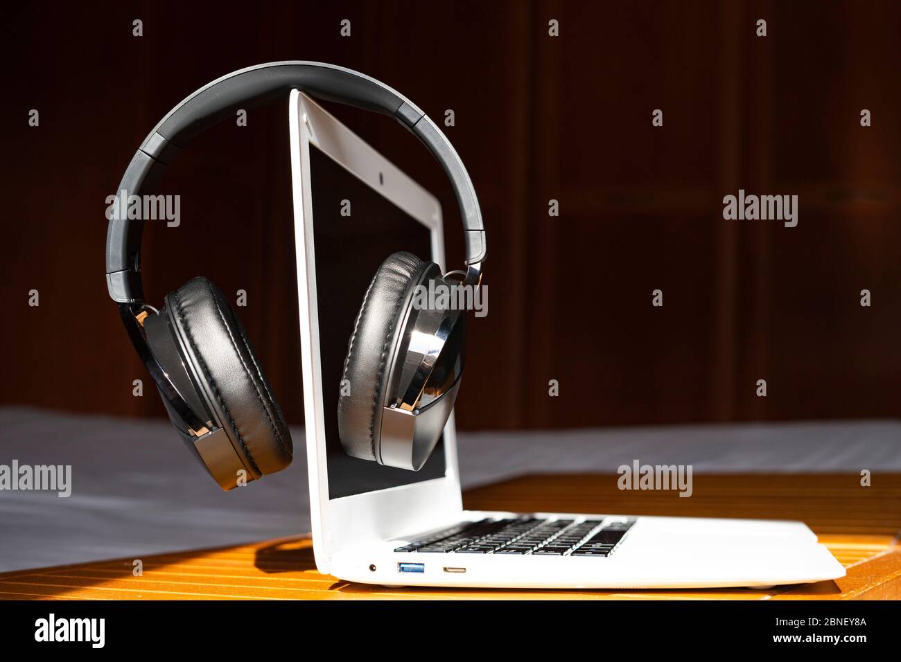 Casque audio sur un ordinateur. Concept de musique en ligne. Banque D'Images