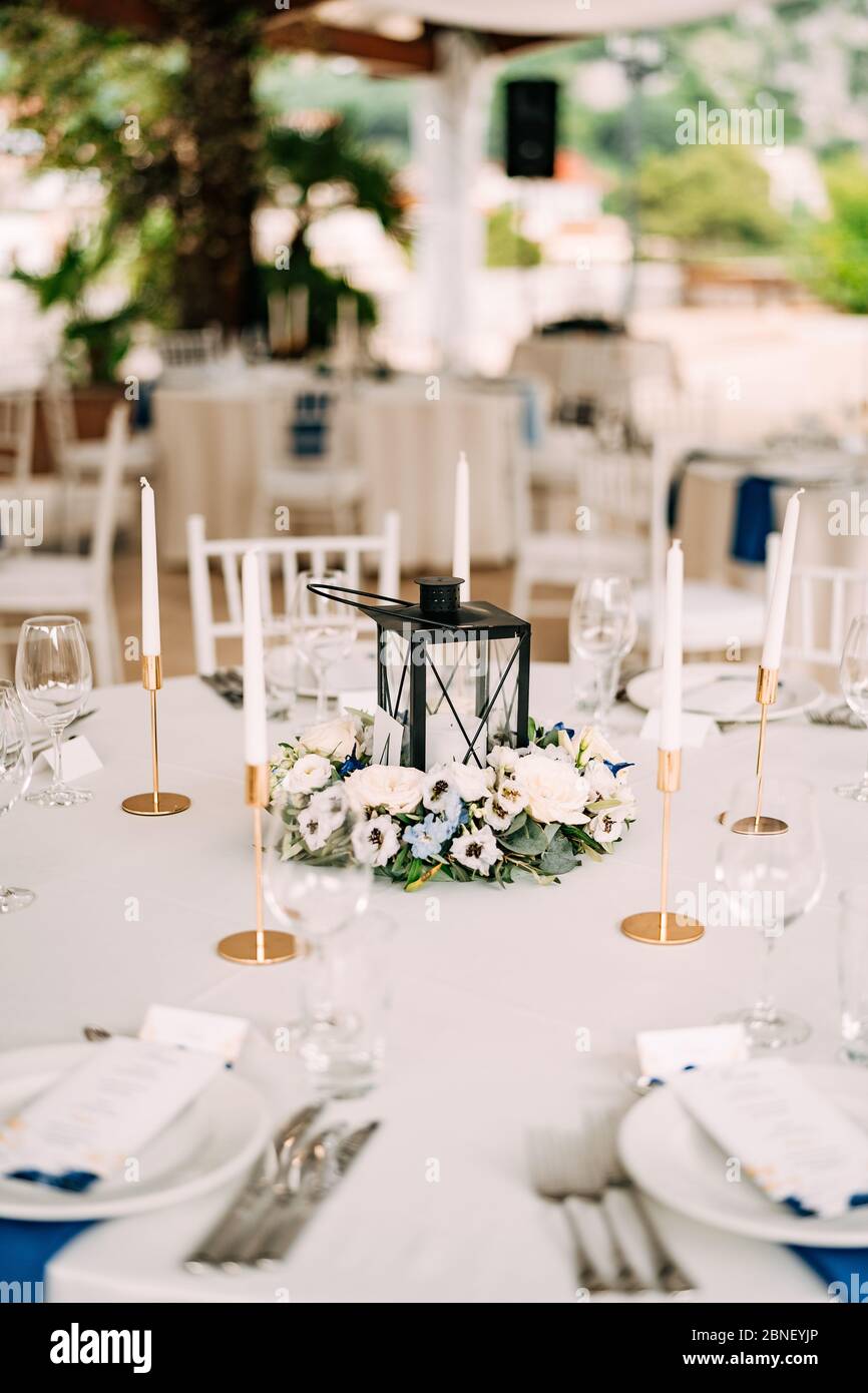 Réception de table de mariage. Chandelier en métal au centre de la table  entouré de composition florale, bougies en chandelier doré, blanc Photo  Stock - Alamy