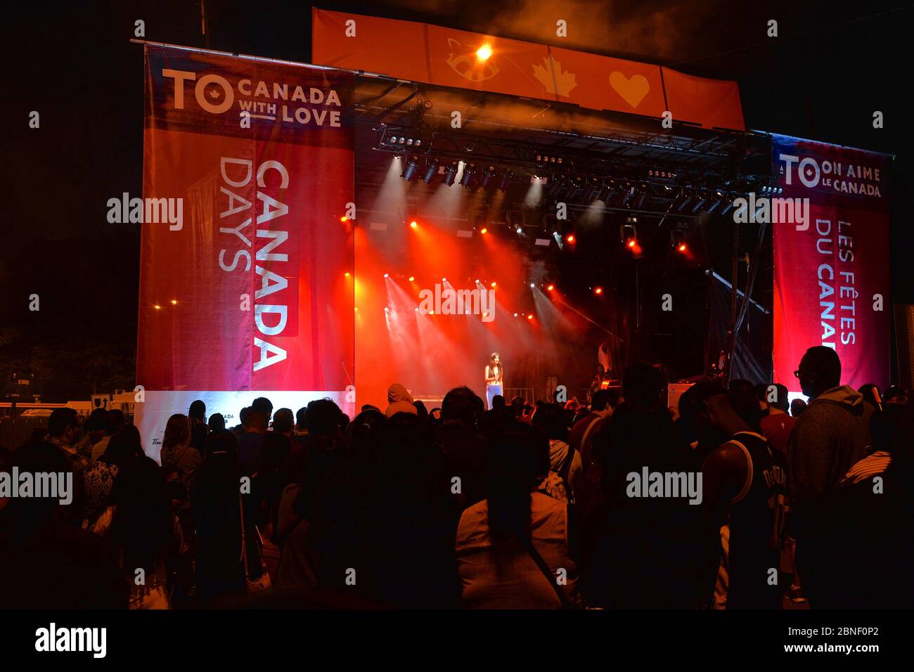 Les gens se réunissent dans la soirée à Albert Campbell Square (Toronto) pour assister aux spectacles de la fête du Canada. Banque D'Images