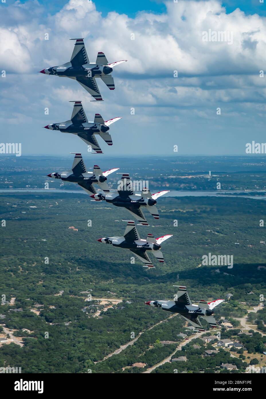Le 13 mai 2020, le « Thunderbirds », Escadron de démonstration aérienne de la Force aérienne des États-Unis, survole Austin, Texas. Le survol a été une partie de l'Amérique fort; un salut collaboratif de l'Armée de l'Air et de la Marine pour reconnaître les travailleurs de la santé, les premiers intervenants, les militaires et d'autres personnels essentiels tout en restant en solidarité avec tous les Américains pendant la pandémie COVID-19. (ÉTATS-UNIS Photo de la Force aérienne/Sgt. Cory avec bague) Banque D'Images