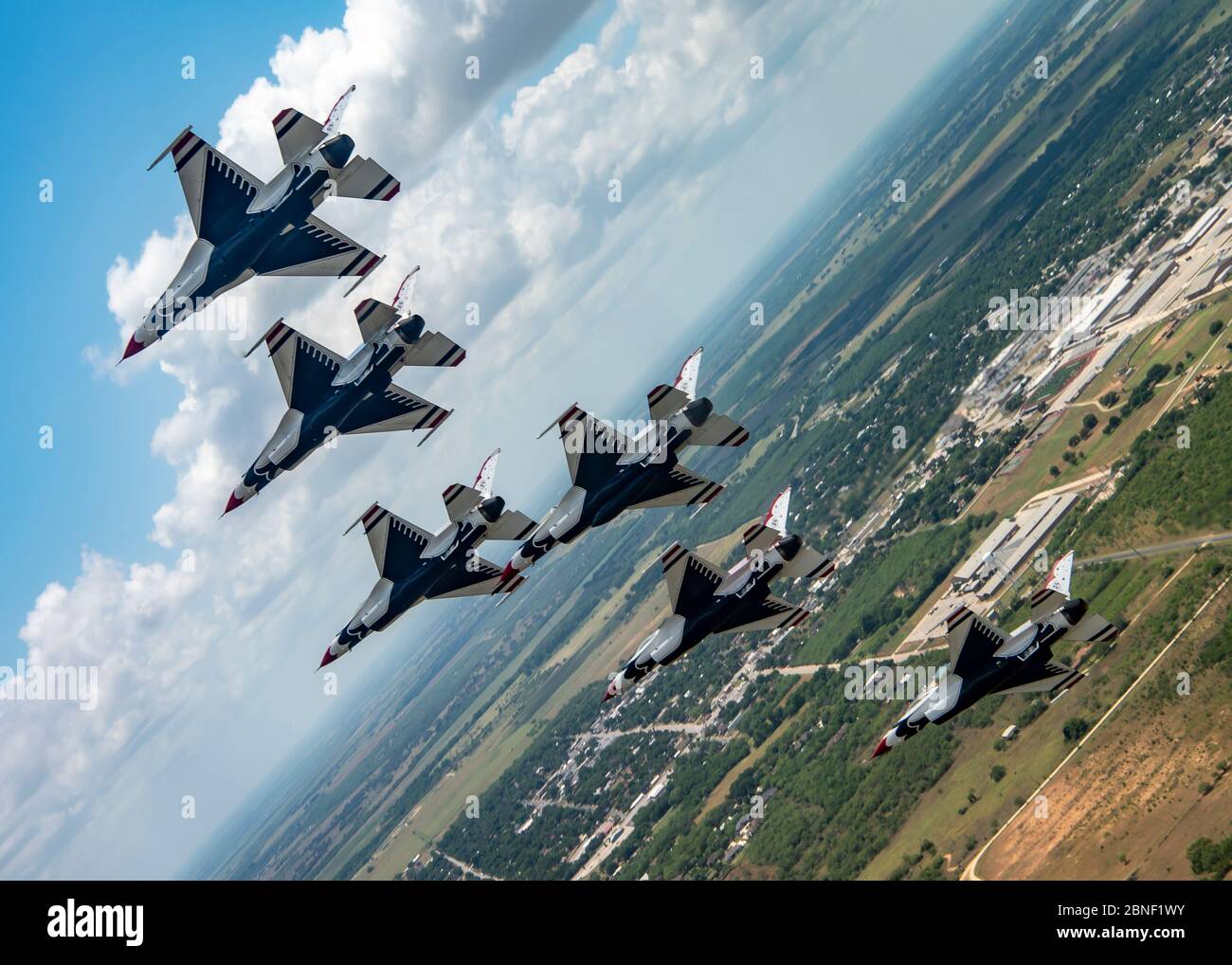 Le 13 mai 2020, le « Thunderbirds », Escadron de démonstration aérienne de la Force aérienne des États-Unis, survole San Antonio. Le survol a été une partie de l'Amérique fort; un salut collaboratif de l'Armée de l'Air et de la Marine pour reconnaître les travailleurs de la santé, les premiers intervenants, les militaires et d'autres personnels essentiels tout en restant en solidarité avec tous les Américains pendant la pandémie COVID-19. (ÉTATS-UNIS Photo de la Force aérienne/Sgt. Cory avec bague) Banque D'Images