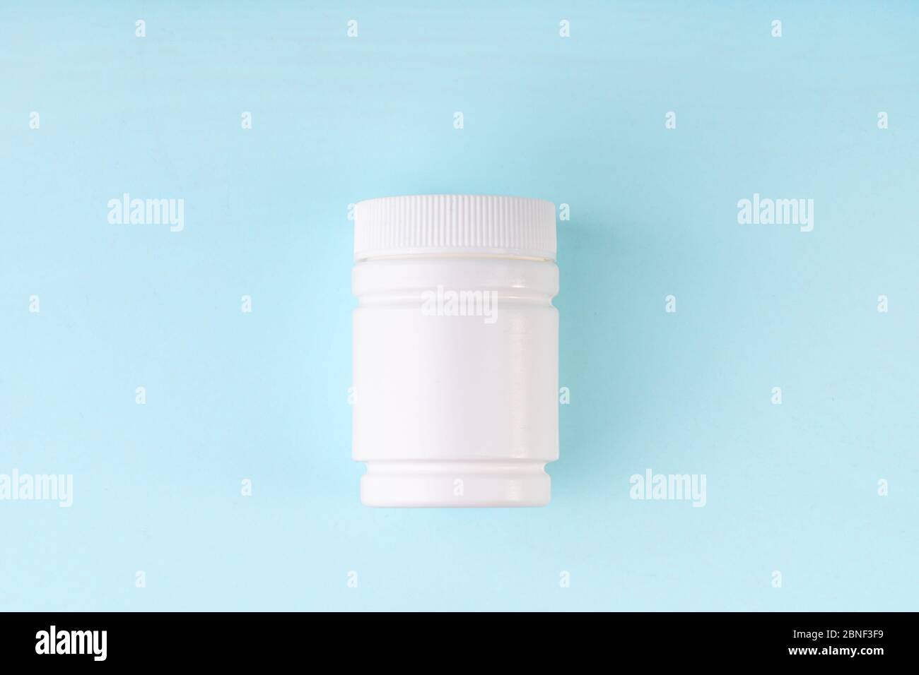 Maquette de bouteille sur fond bleu. Emballage vierge, flacon, contenant de pilules, capsules. Conteneur d'emballage. Analgésique, vitamine, antibiotique. Pharmac Banque D'Images