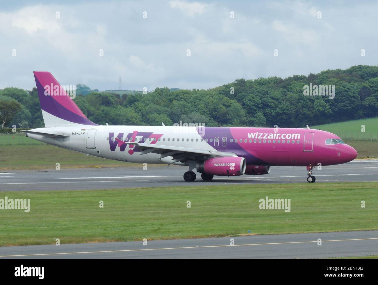 HA-LPM, un Airbus A320-232 exploité par la compagnie aérienne à bas prix Wizz Air, à l'aéroport international de Prestwick à Ayrshire, en Écosse. Banque D'Images